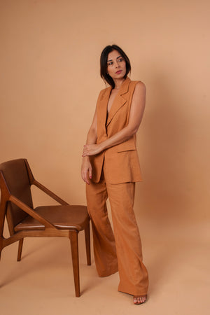 Conjunto Colete Canela & Calça Gardênia