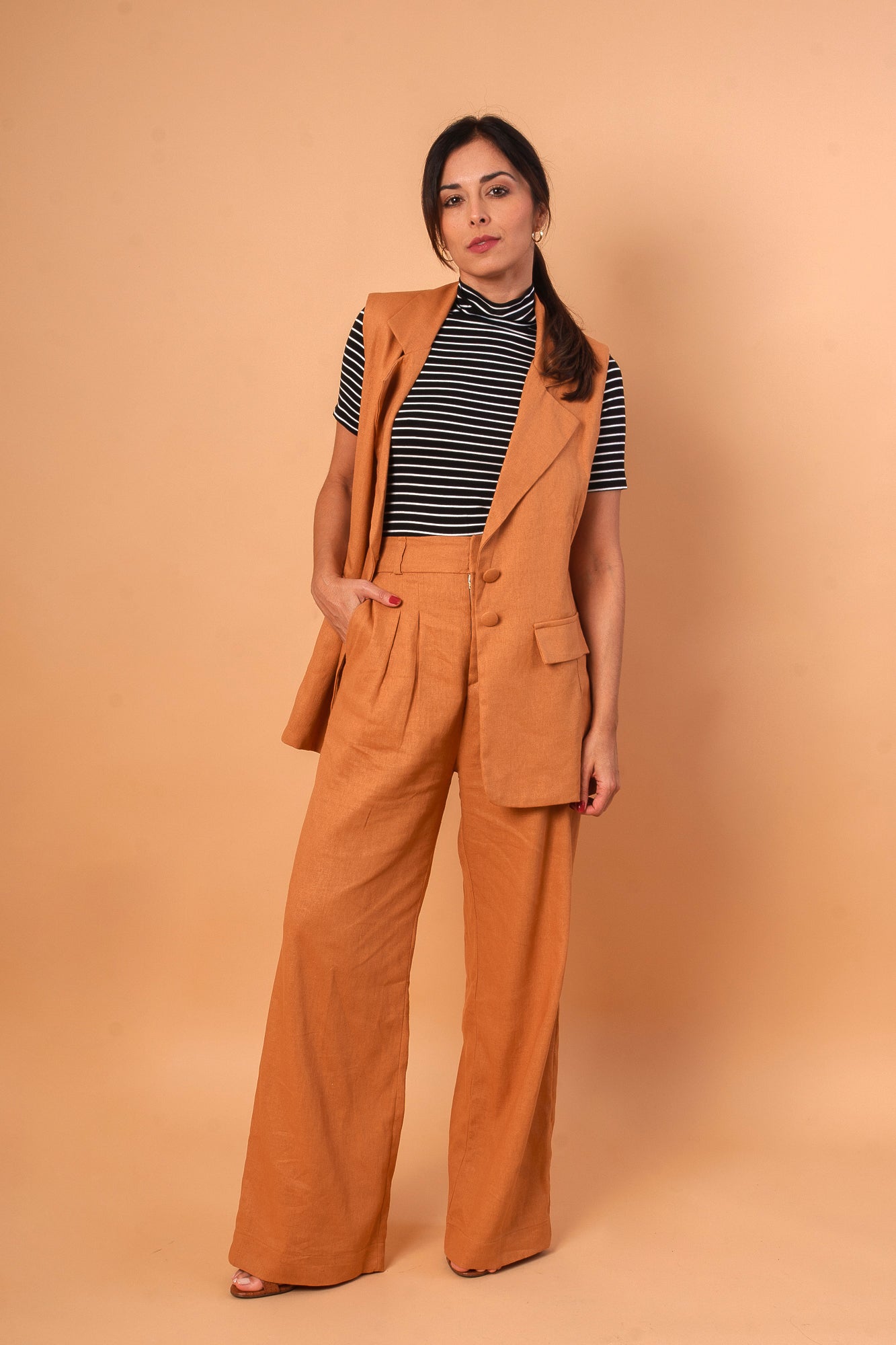 Conjunto Colete Canela & Calça Gardênia