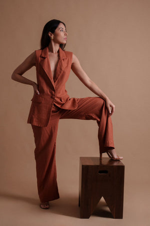 Conjunto Colete Canela & Calça Gardênia